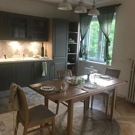 Lovely And Freshly Renovated In 10 Apartment *