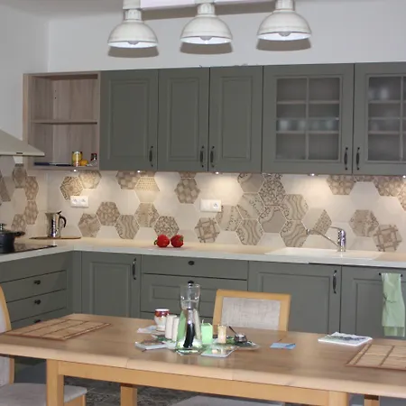 Lovely And Freshly Renovated In 10 *