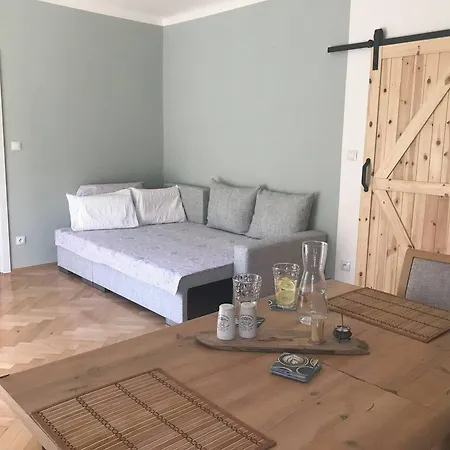 Lovely And Freshly Renovated In 10