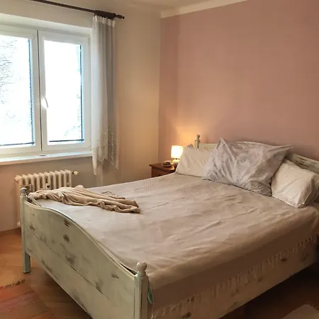 Apartamento Lovely And Freshly Renovated In 10