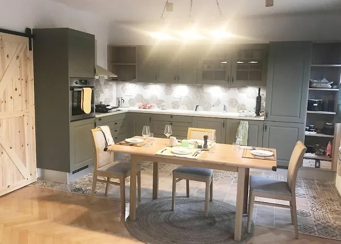 Lovely And Freshly Renovated In 10 *