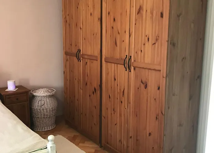 Lovely And Freshly Renovated In 10