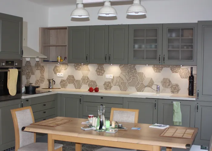 Lovely And Freshly Renovated In 10 *