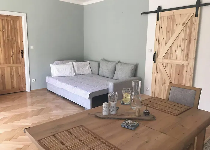 Lovely And Freshly Renovated In 10